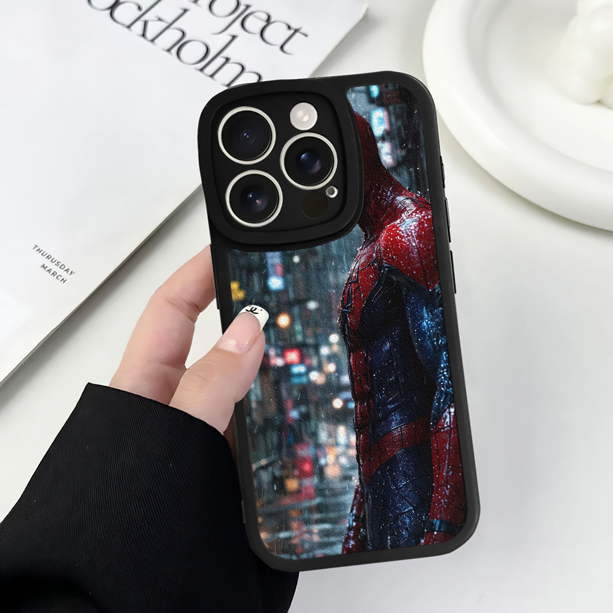 Spider Man スパイダーマン 【iPhone 16シリーズ対応】シリコンスマホケース（レザー調） 材質：シリコン